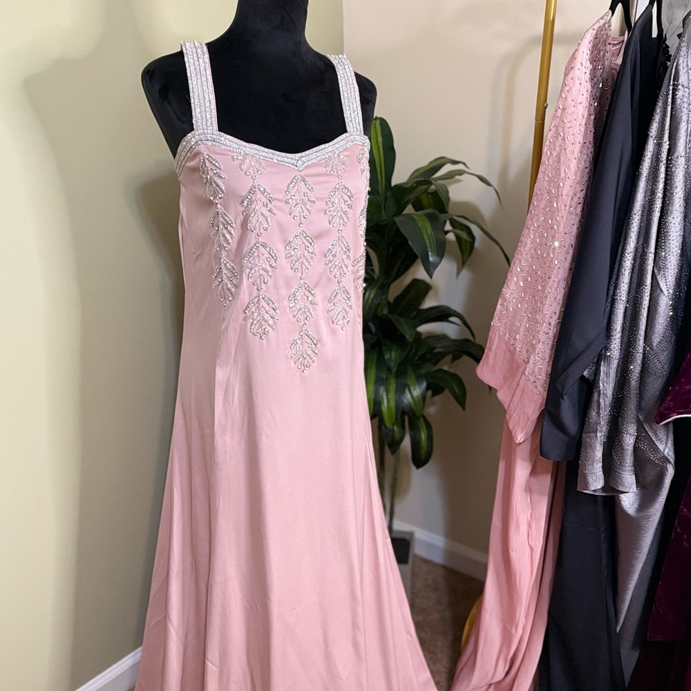 Elegant Pink Cape Dress – Luxury Occasion Wear - Picture 6 of 7